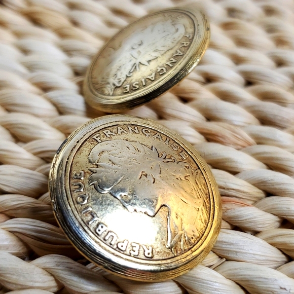 VINTAGE GOLD TONE COIN EARRINGS - Picture 3 of 3